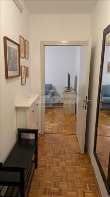 Zemun, pešačka zona Magostratski trg, 45m2