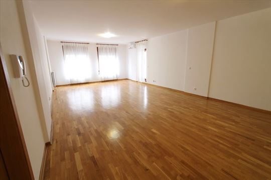 Pet kancelarija i garaža u novijoj zgradi, ID 4304