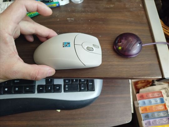 Stari retro mis sa kuglicom na kuglicu vintage