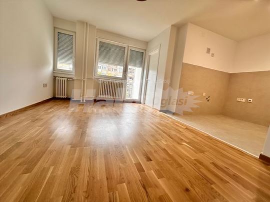 Dvoiposoban, 49m2, Bulevar/Socijalno, uknjižen