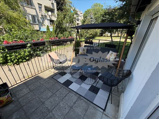 Renoviran stan od 50 m2 sa dvorištem