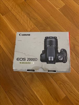 Canon EOS 2000D fotoaparat i EF-S 18-55 objektiv