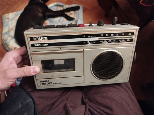 Iskra stari retro kasetofon.
