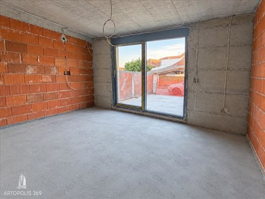 Novogradnja - dvosovan stan sa dvorištem od 25 m2 