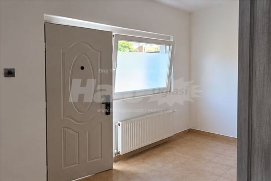 Poslovni prostor 75m2 u kući, ulaz sa ulice, Zemun