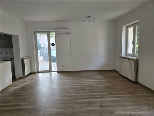 Poslovni Prostor 80 m²+20 m² terase+parking -Zemun