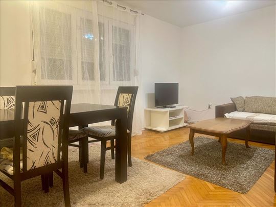 Trosoban stan na Karaburmi