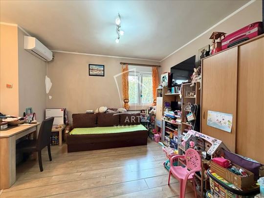 Zemun, Prvomajska, 28m2 + lođa ID#16882