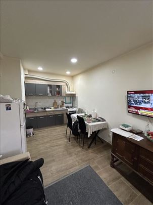 Na prodaju jednoiposoban stan površine 33 m², smeš