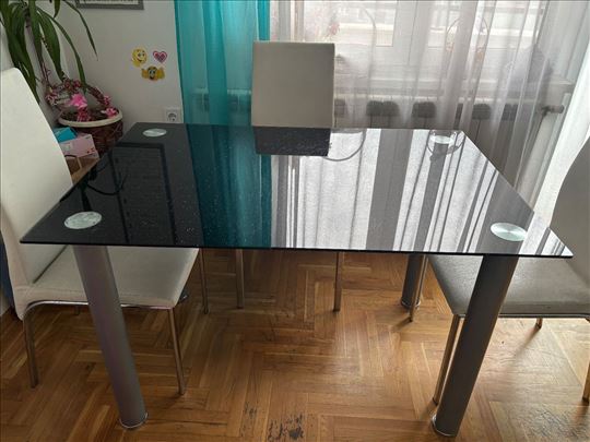 Stakleni crni trpezarijski sto
