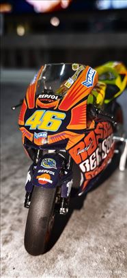Honda RC211V - Valentino Rossi #46. Razmera 1:12