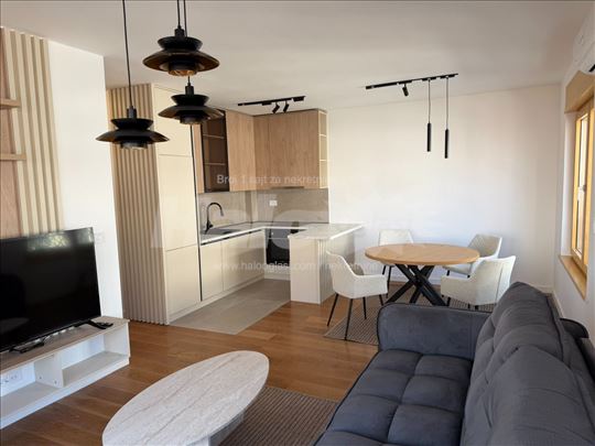 Vračar, Cerska, LUX stan 60m2 sa garažnim mestom