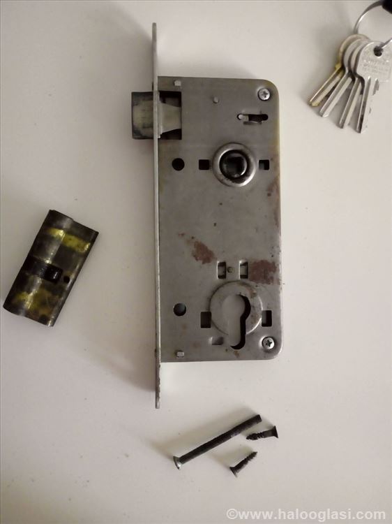 Elzet brava sa kljucevima | Halo Oglasi