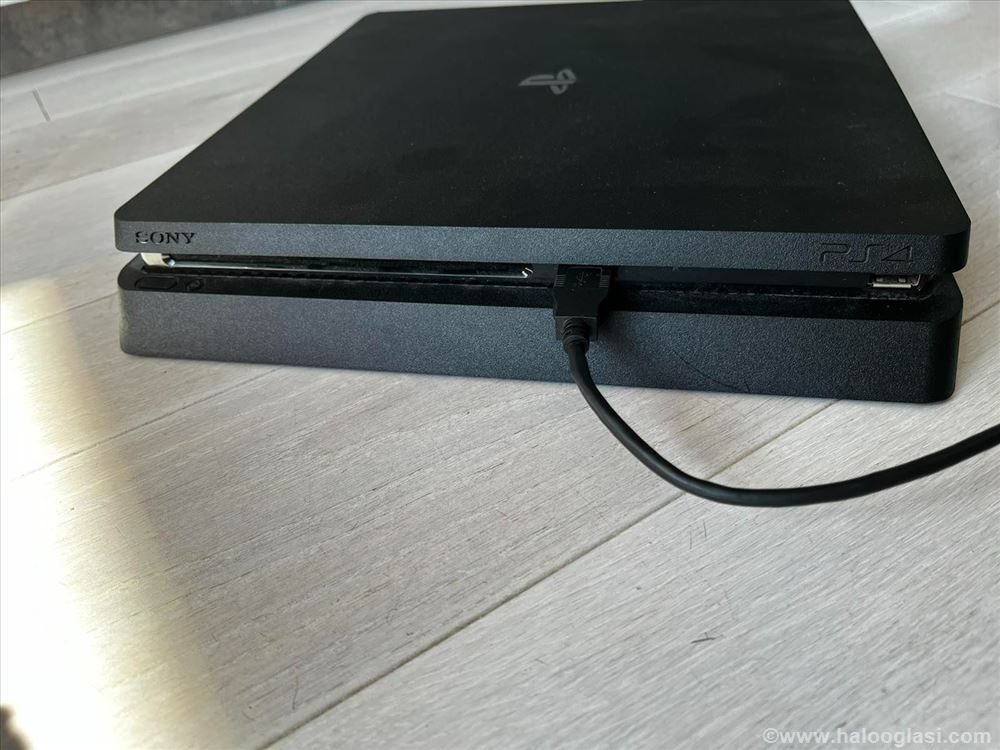 Sony PlayStation 4 Slim 1TB / 2 Dzojstika | Halo Oglasi