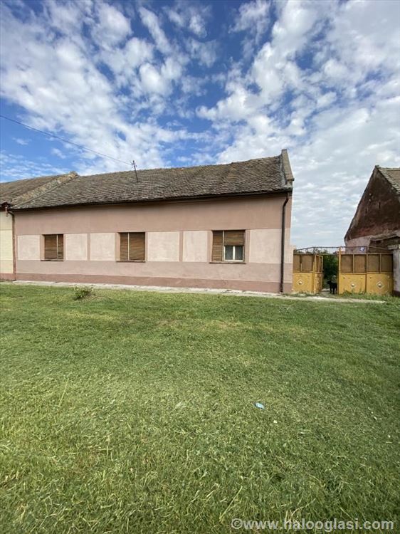 Samoš,salonska kuća sa velikim placem | Halo Oglasi
