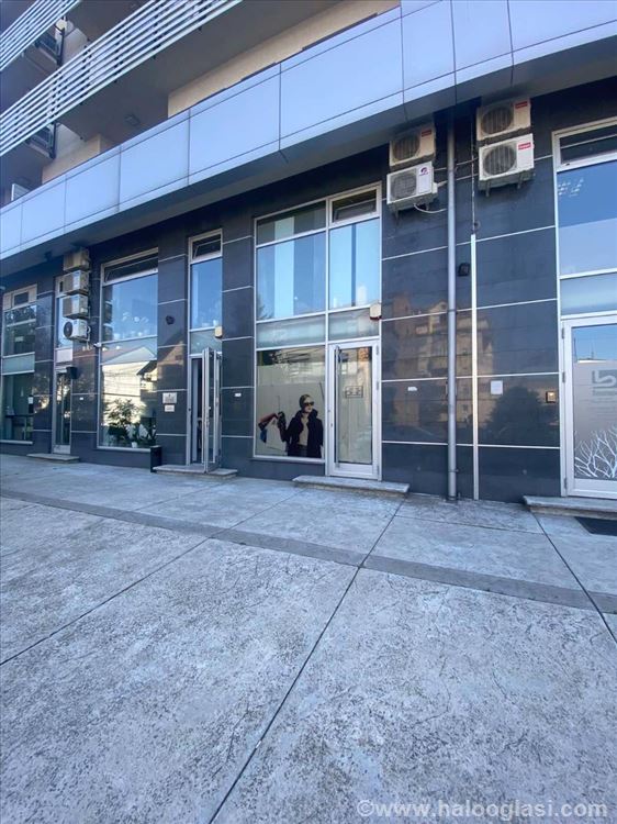 Banovo brdo kod pijace 76m2 plus galerija 30m2 Halo Oglasi