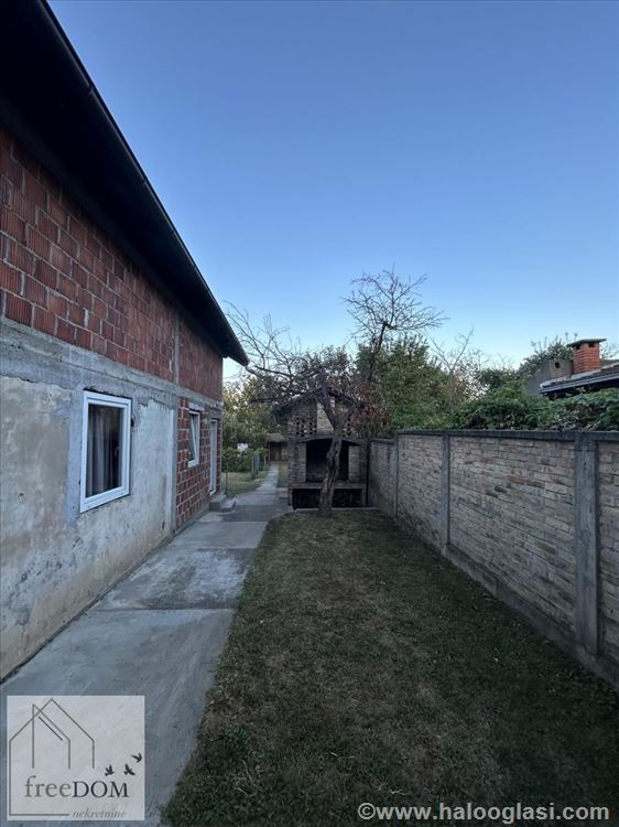 Plot with 3 houses for sale in Petrovaradin, main p — photo