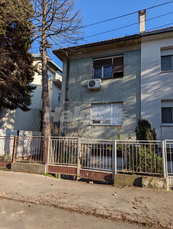 дом с двором в ухоженной городской территории — фото