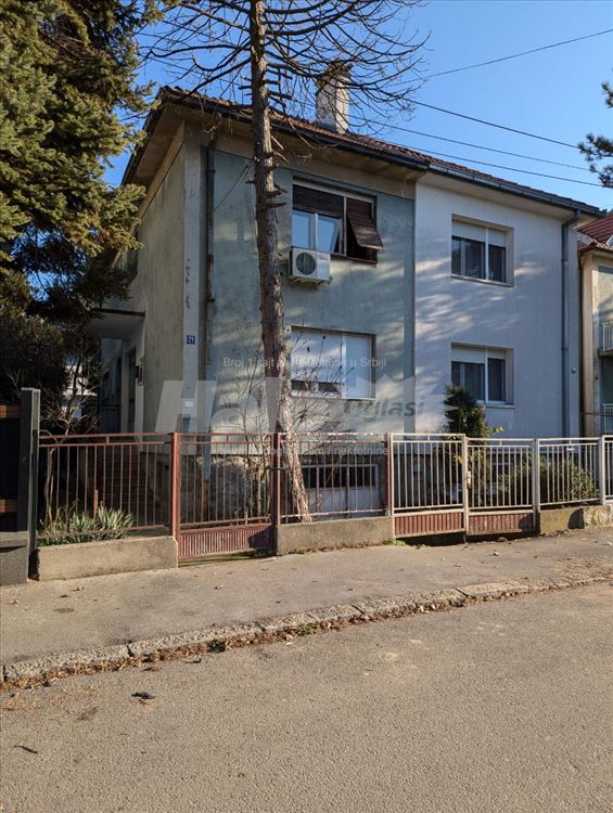 дом с двором в ухоженной городской территории — фото