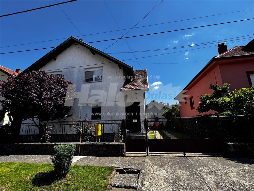 House with three residential units — photo
