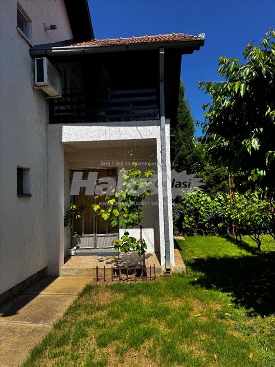 House with three residential units — photo