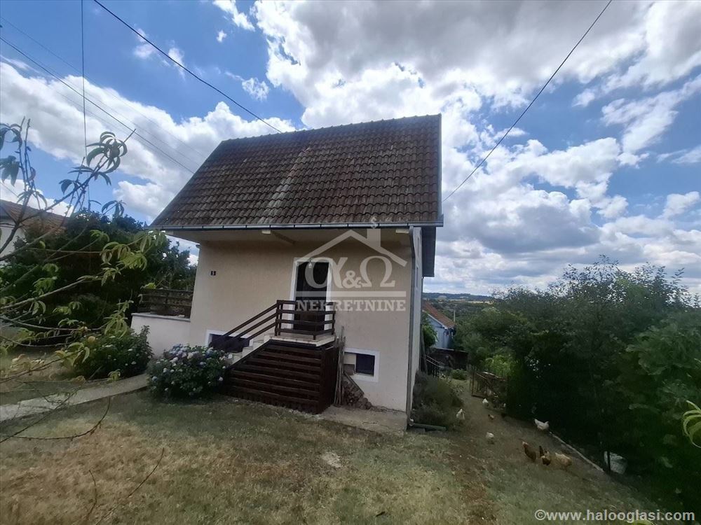 Lepa kuća u planinskom stilu u Dragobraći — fotografija
