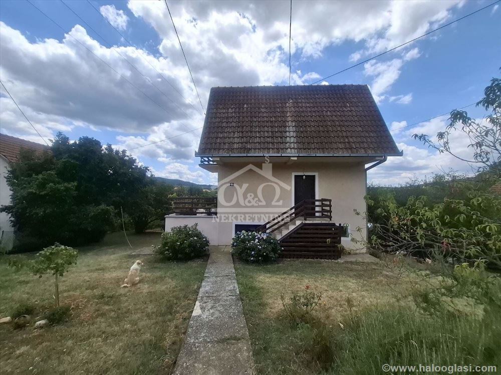 Lepa kuća u planinskom stilu u Dragobraći — fotografija