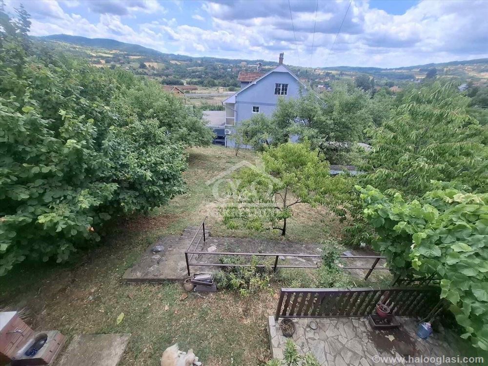 Lepa kuća u planinskom stilu u Dragobraći — fotografija