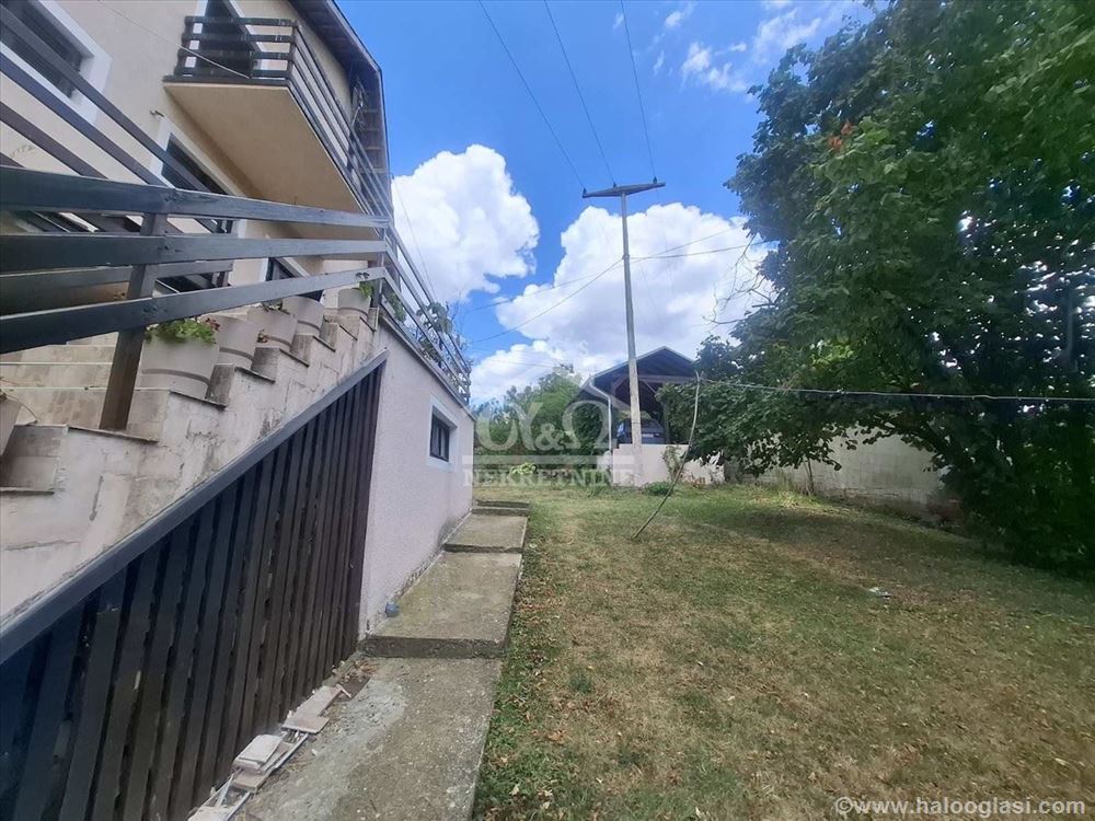 Lepa kuća u planinskom stilu u Dragobraći — fotografija