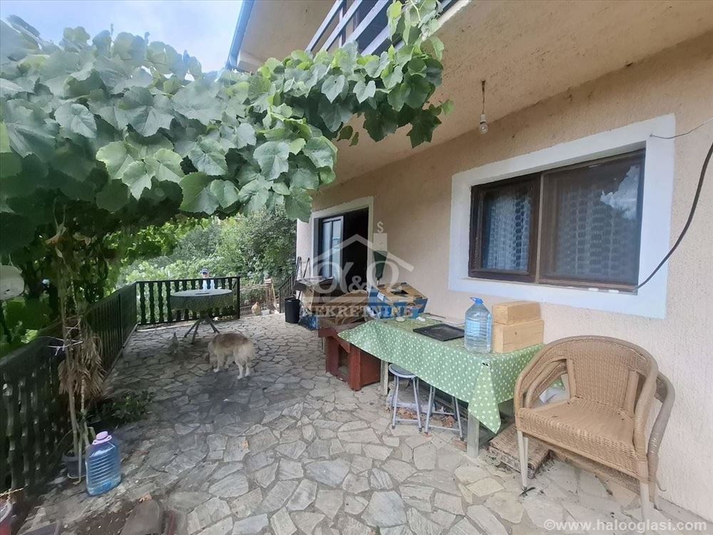 Lepa kuća u planinskom stilu u Dragobraći — fotografija