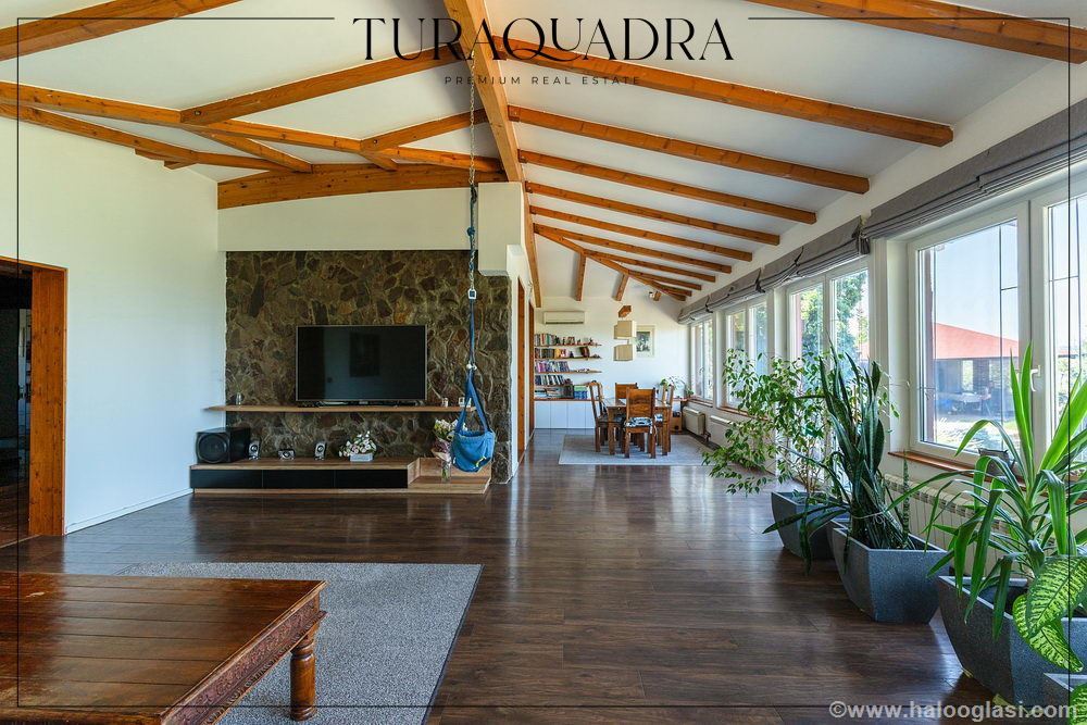 Family villa surrounded by greenery — photo