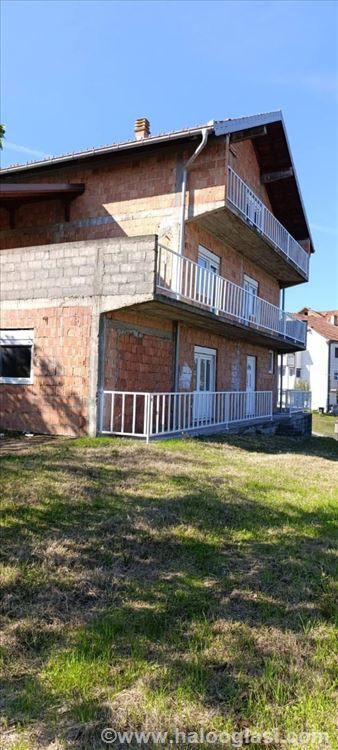 Trospratna kuca u centru Lestane, 437m² na 13.7ar