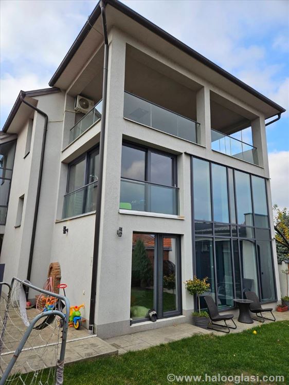 Luksuzna trospratna kuća na prodaju — fotografija