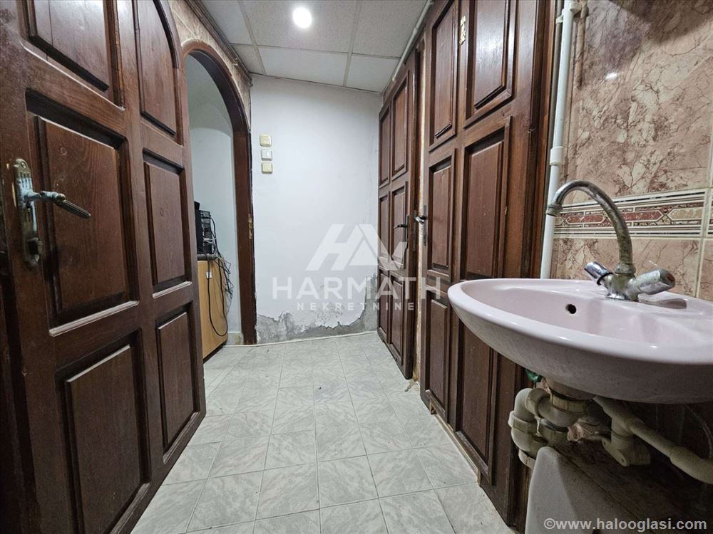Prodaje se poslovni prostor 57m2 u centru grada — fotografija