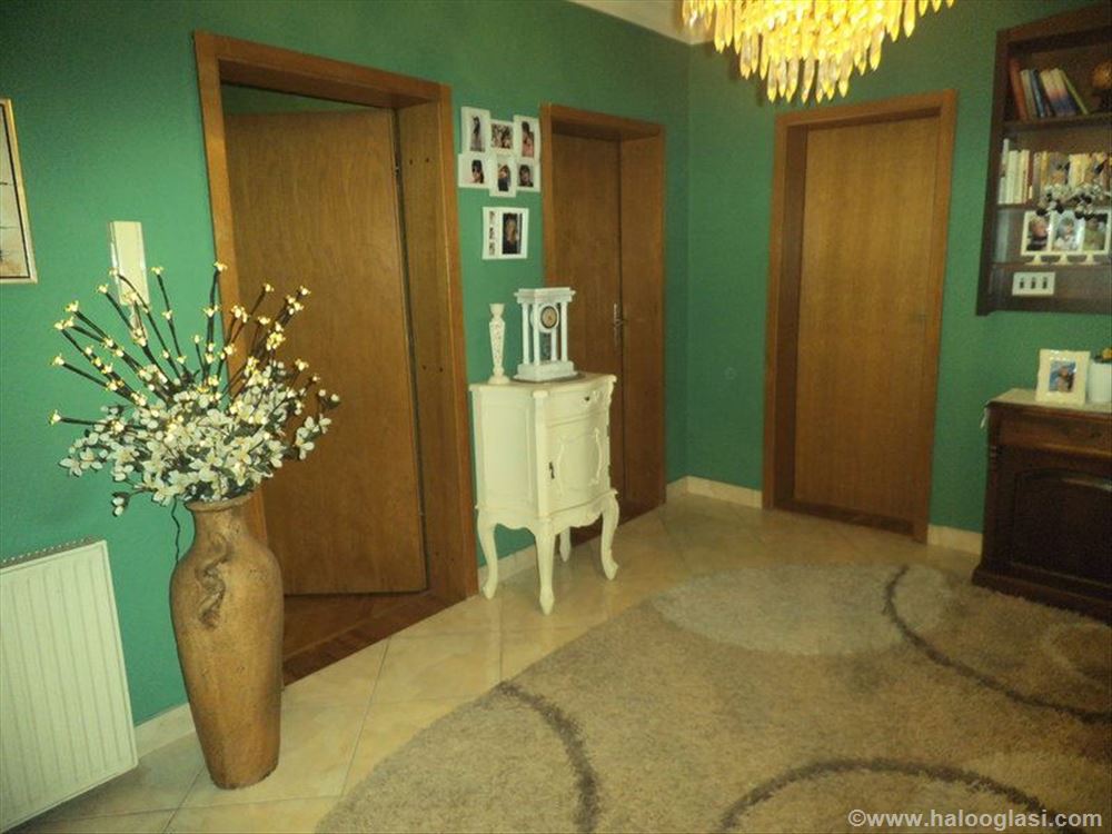 Izuzetno lepa kuća oblasti 250m2 u Bresnici — fotografija