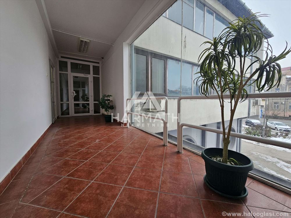 Izdajem poslovni prostor 335m2 u centru grada — fotografija