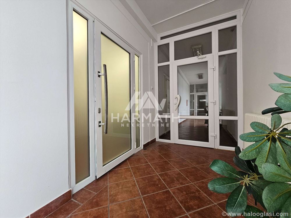 Izdajem poslovni prostor 335m2 u centru grada — fotografija