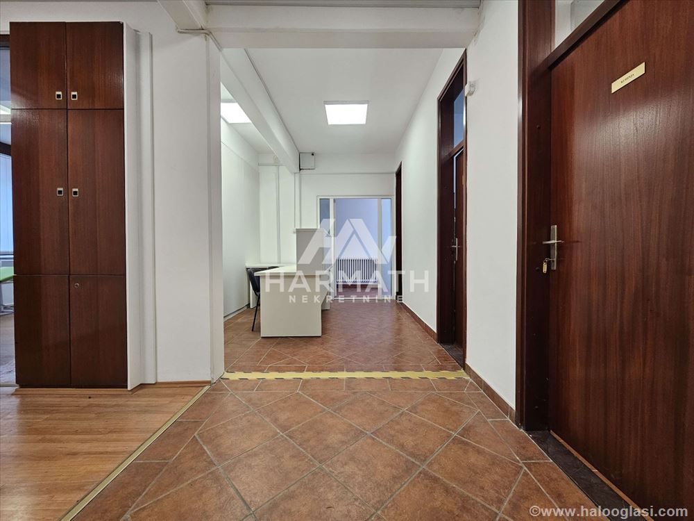 Izdajem poslovni prostor 335m2 u centru grada — fotografija