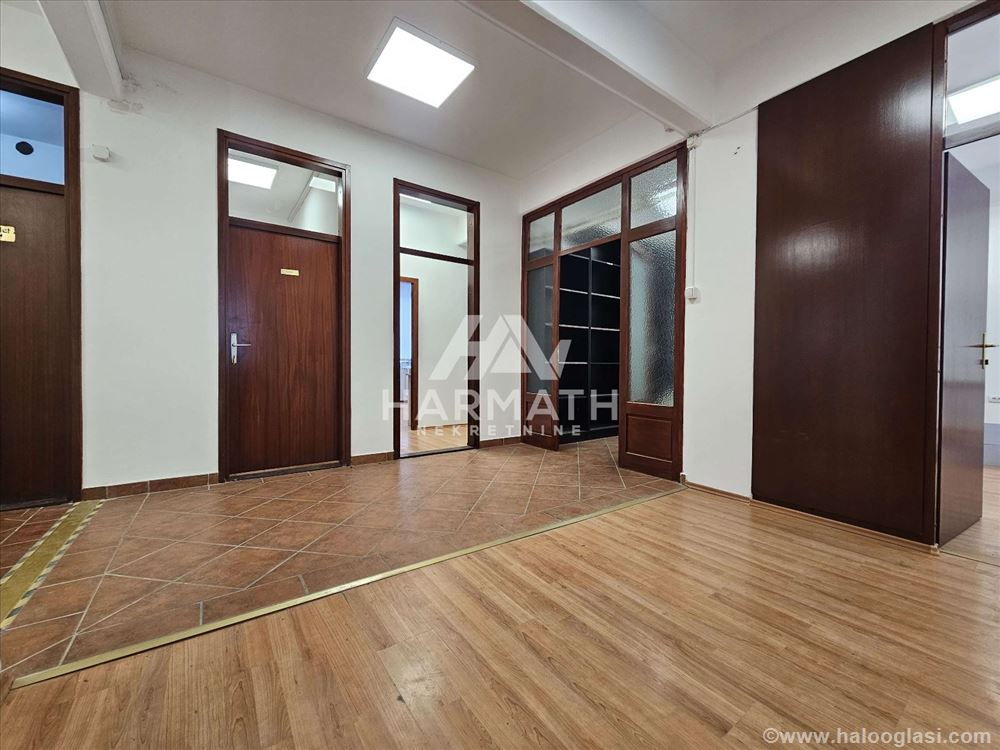 Izdajem poslovni prostor 335m2 u centru grada — fotografija