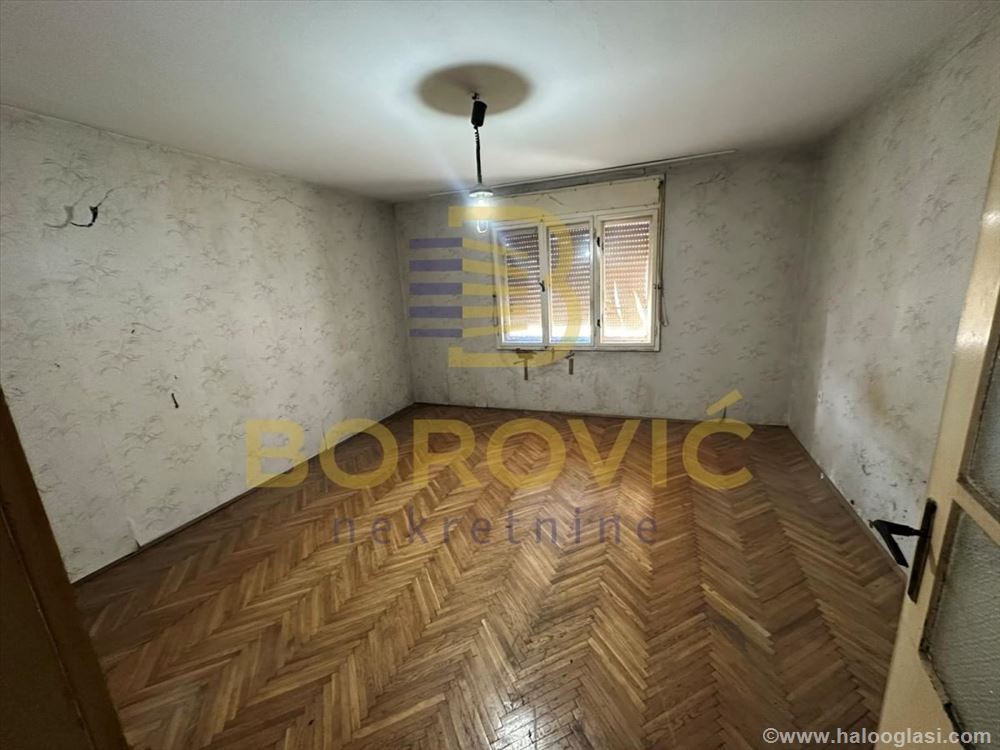 Batajnica, 252m2, 5 ari, kod pijace, izlaz na dve