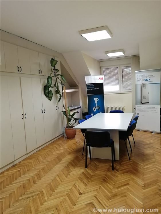 Poslovni prostor u Novom Sadu. Izuzetna lokacija! — fotografija
