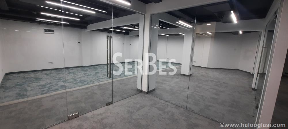 Luk poslovni prostor 305m2 na Bulevaru oslobođenja — fotografija