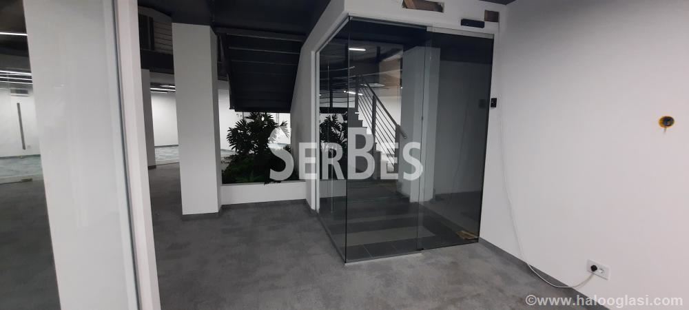 Luk poslovni prostor 305m2 na Bulevaru oslobođenja — fotografija