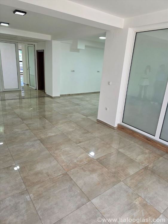Izdajem poslovni prostor u centru — fotografija