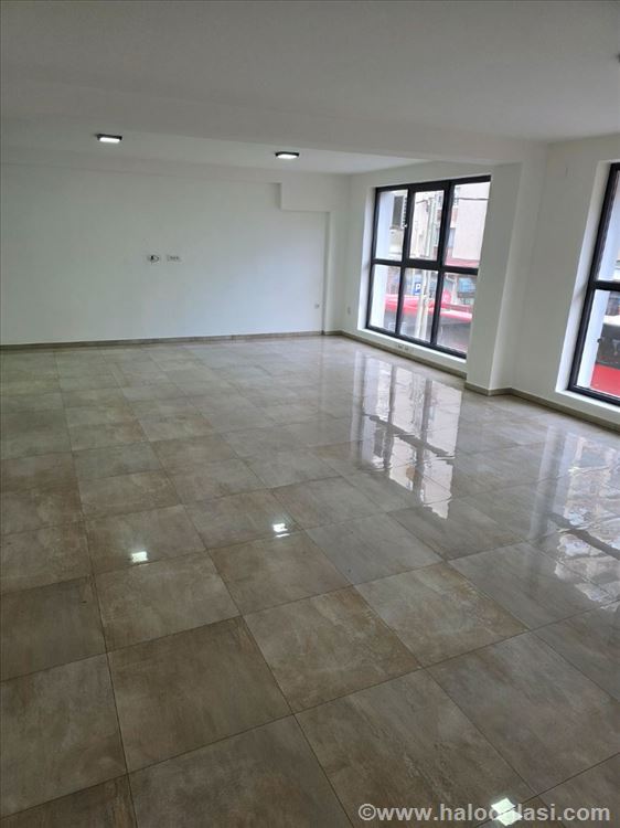 Izdajem poslovni prostor u centru — fotografija