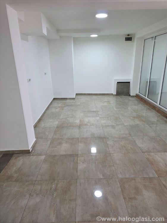 Izdajem poslovni prostor u centru — fotografija