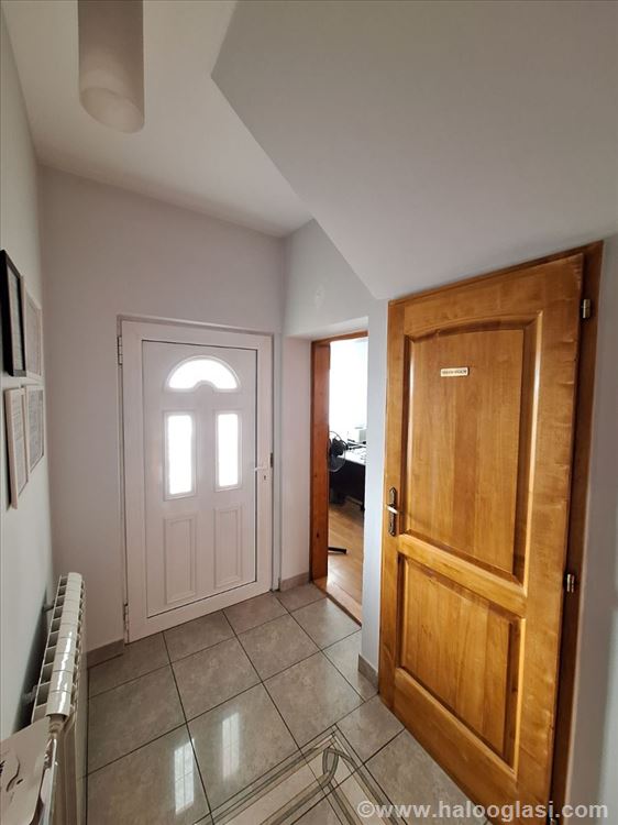 House with business premises, Veternik, 246 m2 — photo