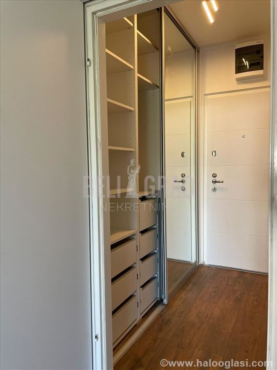 Retko offered, renovated, high ceilings, large — photo