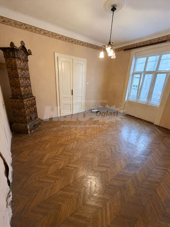 Староградска дом с двором в центре Земуна — фото