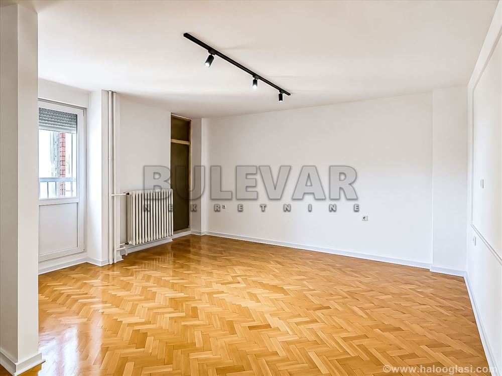 for rent unfurnished one-and-a-half-room apartment at Medijan — photo